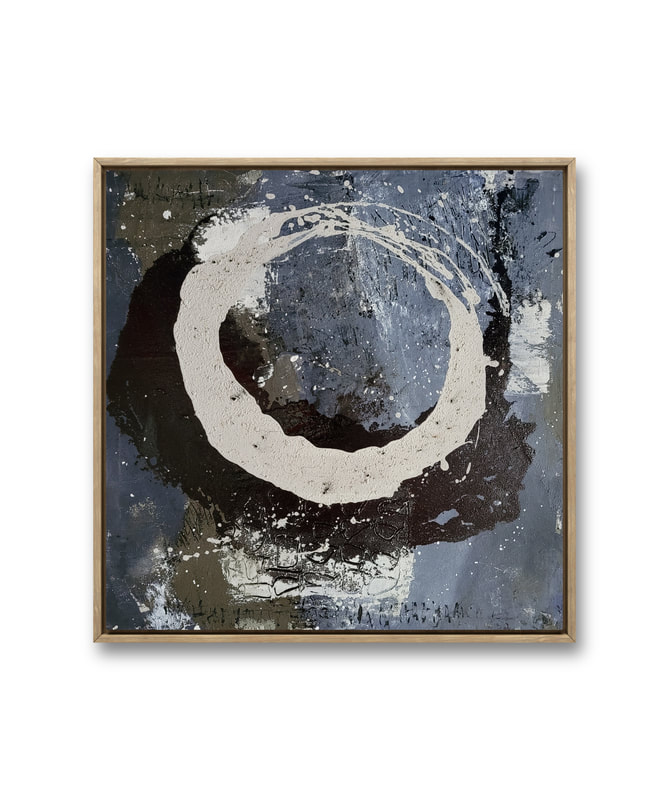 abstraktes Bild, Malerin Dottie Richter, quadratische Form, Untergrund vermischt olivgrüne, blaugraue und weiße Farbflächen, darüber ein schwarzer Halbkreis, darauf ein weißer Kreis der nach oben durchlässig ist