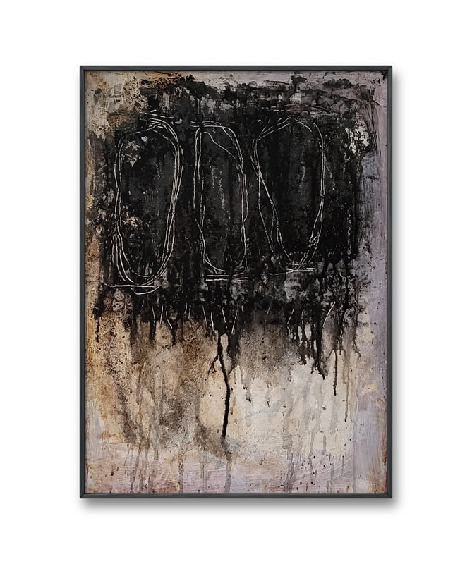 Abstraktes Bild , Malerin Dottie Richter, Untergrund grauweiß, bräunlich, darüber im oberen Teil schwarze Farbe die nach unten ausläuft, auf dem schwarzen Teil befinden sich eingeritzt und weiß drei ovale Formen